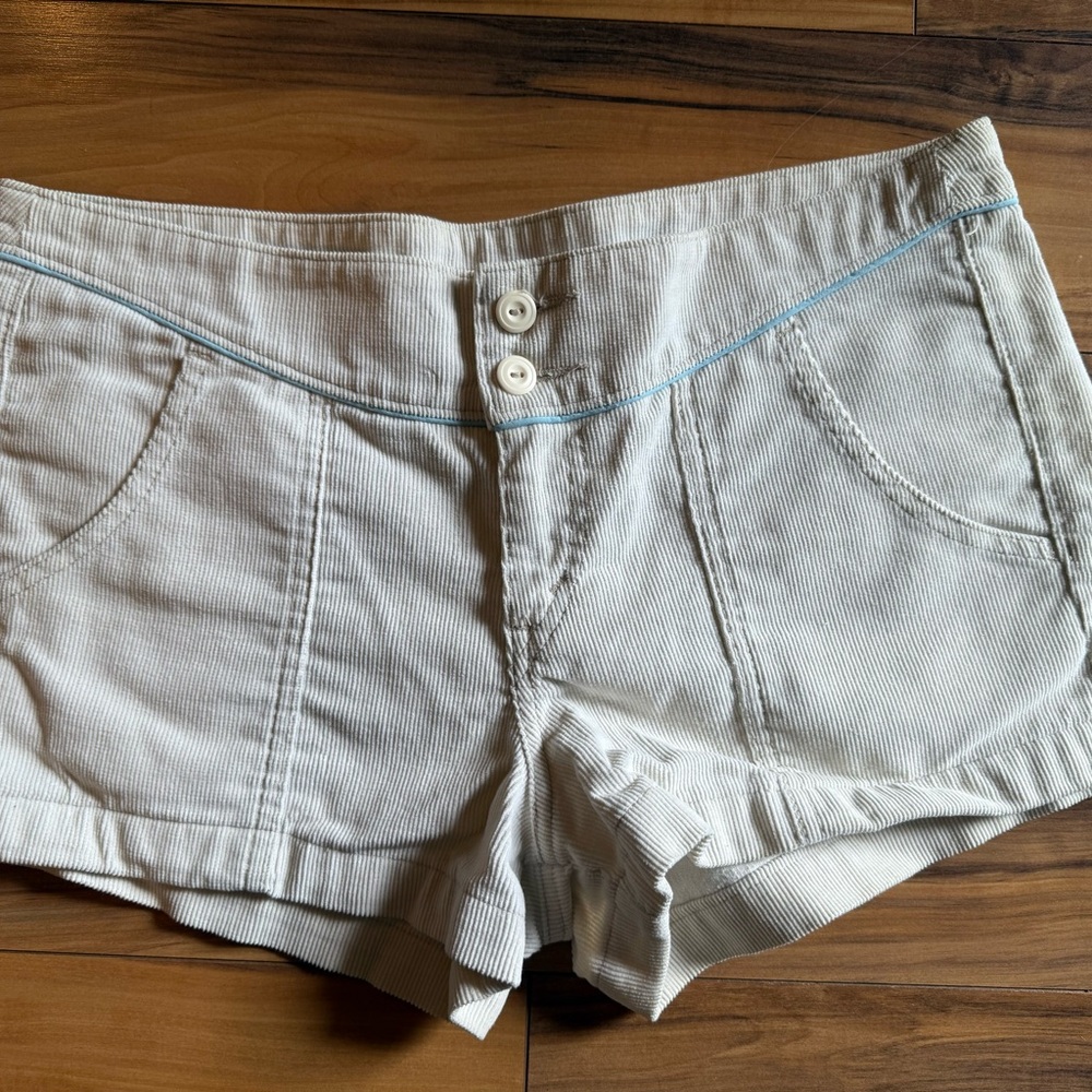 Levi’s Low Slouch Corduroy Shorts | Size 11 Juniors | Off-White + Blue Trim ☀️